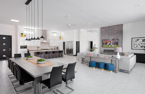 Sweetwater Street East House | LUXE - Modern Mansion - Private Resort