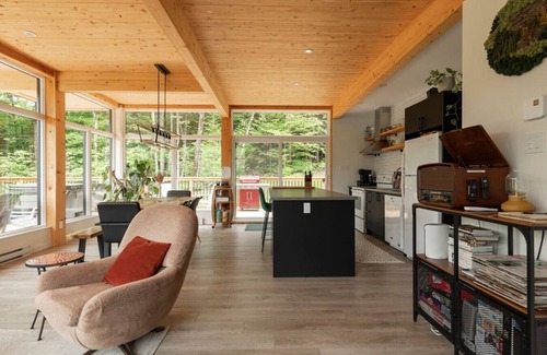 St-Adolphe-d'Howard Ski Chalet | Luxe Mountain Escape | Hot Tub Fireplace Cozy