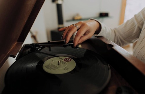 St-Adolphe-d'Howard Ski Chalet | Luxe Mountain Escape | Hot Tub Fireplace Cozy