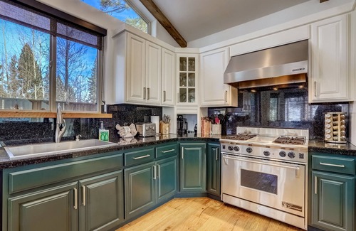 South Lake Tahoe House | Luxe Mountain Chalet - Hot tub, Man Cave, Foosball, Peloton