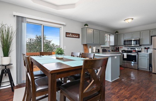 Raymore House | ⭐️ Luxe Paradise ⭐️ 3 King Beds ✅ Fast Wifi ✅ Free Parking