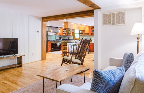 Quechee Cabin | Luxe Quechee home on quiet road - chef’s kitchen, two-car garage, screened porch