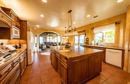 Paso Robles House | Luxe Ranch with Hot Tub, Gourmet Kitchen and Fabulous Downtown Views.