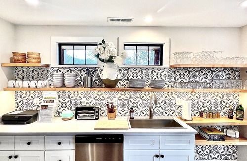 Black Mountain House | Luxe Retreat w/HT-Sauna Deck, King Suites&DT Charm