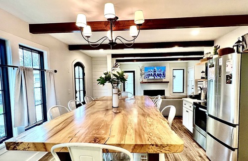 Black Mountain House | Luxe Retreat w/HT-Sauna Deck, King Suites&DT Charm