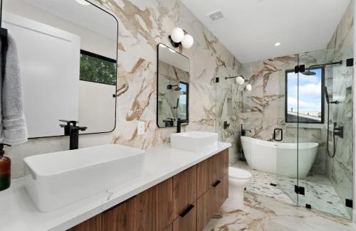 Riverside House | Luxe Riverside Condo