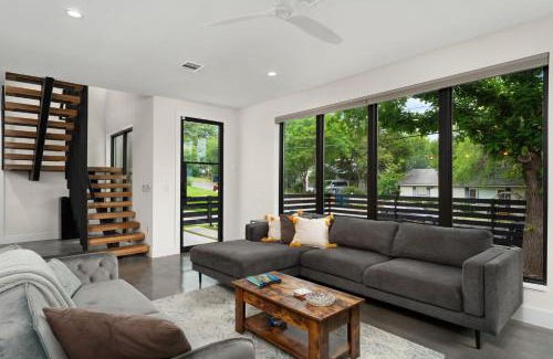 Riverside House | Luxe Riverside Condo