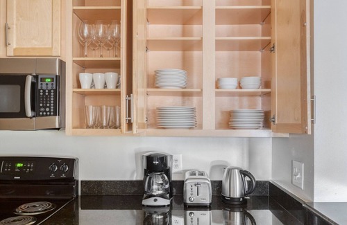 Rosslyn Apartment | Luxe Rosslyn 2BR w/W/D, Gym & Pool, 10 min walk to Metro, by Blueground