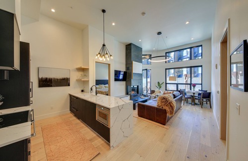 Sandpoint Condo | Luxe Schweitzer Condo w/Hot Tub: Ski-In/Ski-Out!