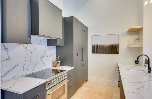 Sandpoint Condo | Luxe Schweitzer Condo w/Hot Tub: Ski-In/Ski-Out!
