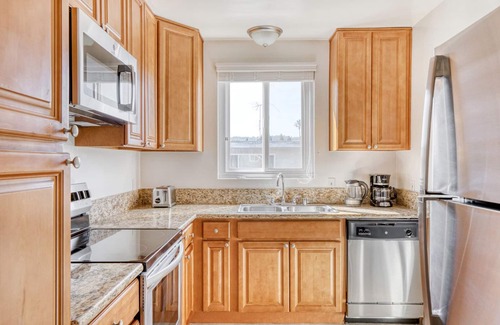 Sherman Oaks Apartment | Luxe Sherman Oaks 1BR w/Pool & Courtyard, near TJ + WF, by Blueground