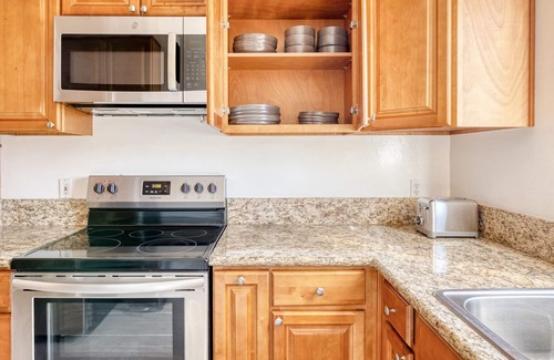 Sherman Oaks Apartment | Luxe Sherman Oaks 1BR w/Pool & Courtyard, near TJ + WF, by Blueground