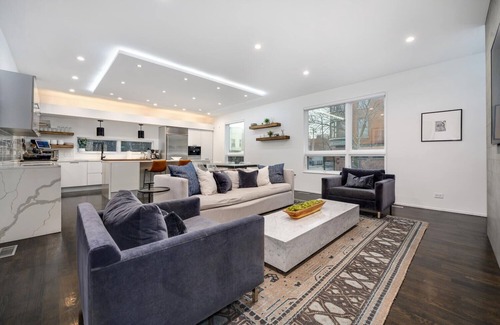 West Town House | Luxe Single Family Home + Private Skyline Rooftop! Sleeps 10