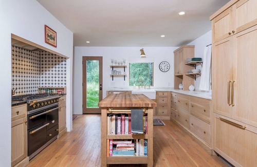 Board Ranch House | Luxe Ski Chalet -1 mile to Lifts. Hot Tub. Fire Pit. Designer Furnished. Private