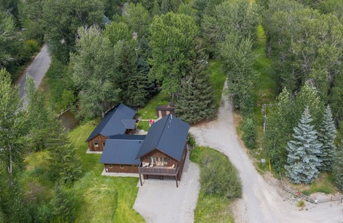 Board Ranch House | Luxe Ski Chalet -1 mile to Lifts. Hot Tub. Fire Pit. Designer Furnished. Private