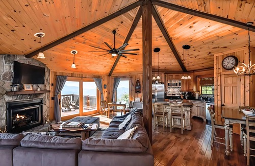 Banner Elk Cabin | Luxe | Ski-In/Out | Hot Tub | Panoramic Views | Sleeps 10 | Beech Mtn
