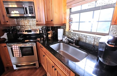 Banner Elk Cabin | Luxe | Ski-In/Out | Hot Tub | Panoramic Views | Sleeps 10 | Beech Mtn