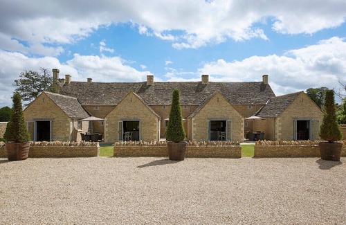Southrop House | Luxe Southrop Stay - Boutique Cotswold Base
