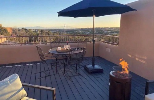 Vista Encantada Apartment | Luxe space & view deck near SF Plaza!