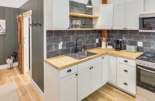 Lebanon Apartment | Luxe Stable Suite: Farm Stay in Lebanon!