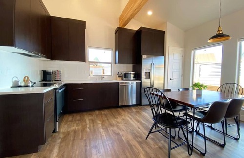 Kanab House | Luxe stay in Kanab with stargazing rooftop deck, pool & hot tub