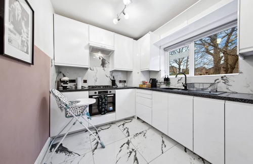West Putney House | Luxe Stays - Sleeps 7 - Jacuzzi