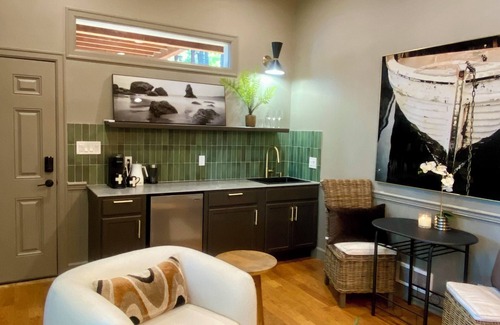 Clarksville Apartment | Luxe studio “Blue Hayden”with Hayden Lake access