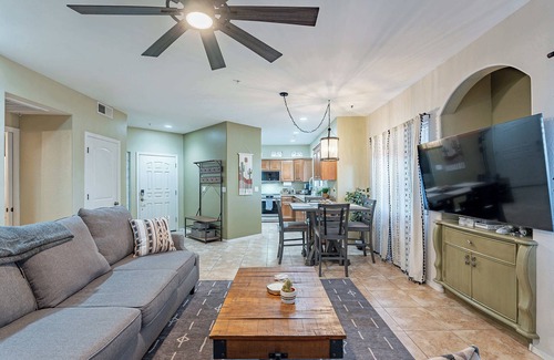 South Scottsdale Apartment | Luxe Top-Floor Condo|Camelback Views| Heated Pool