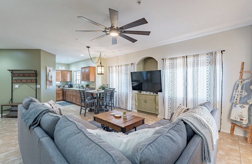 South Scottsdale Apartment | Luxe Top-Floor Condo|Camelback Views| Heated Pool