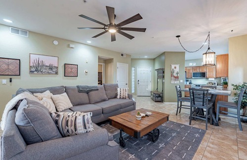 South Scottsdale Apartment | Luxe Top-Floor Condo|Camelback Views| Heated Pool