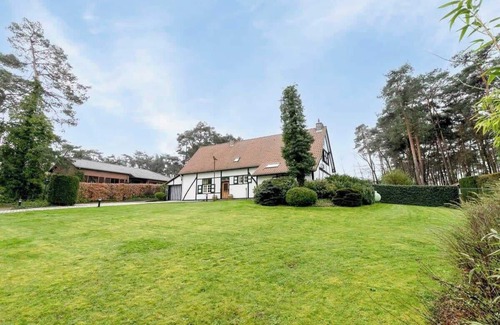 Laak Villa | Luxe Vacation Villa with swimming pool, 5 bedrooms, 12 guests