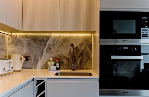 Shepherd's Bush Apartment | Luxe Westfields Living w/Balcony&AC