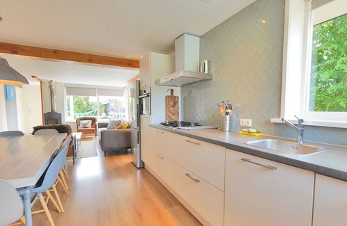 Sint Maartenszee House | Luxe XL house de Gouden vink, with jacuzzi, 1500 meters from the beach.