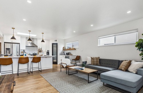 Serra Highlands House | LuxoStays | ! Modern 3B #KING bed #SFO#Family