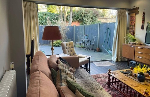 Turnham Green Apartment | Luxurious 1 Bedroom flat with Private Garden