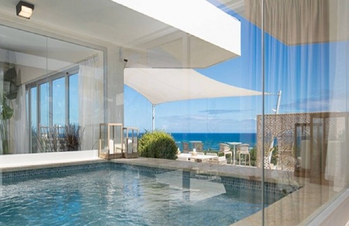Los Brazos Apartment | Luxurious 1 Bedroom Sunrise Suite with Pool
