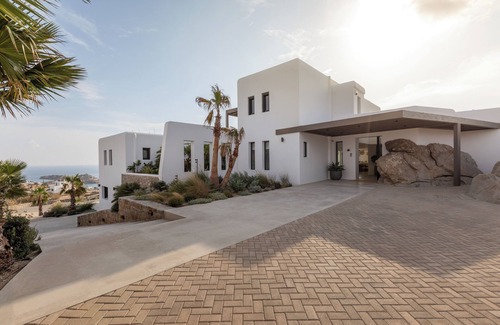 Platis Gialos Villa | Luxurious 10-bedroom Villa Platy in charming Mykonos with WiFi, fitness room