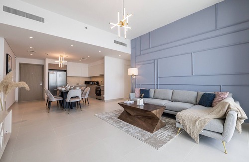 Dubai Apartment | Luxurious 2-Bedroom Apartment with Burj Khalifa & Waterfront Views