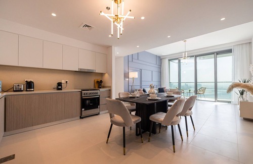 Dubai Apartment | Luxurious 2-Bedroom Apartment with Burj Khalifa & Waterfront Views
