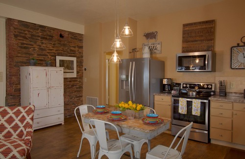 Jamestown Apartment | Luxurious 2 Bedroom Suite in the ♥ of Jamestown