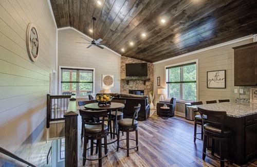 Sevierville Cabin | *Luxurious 2BD w/Hot Tub! Fireplace + Near TOWN!*