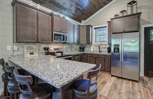 Sevierville Cabin | *Luxurious 2BD w/Hot Tub! Fireplace + Near TOWN!*