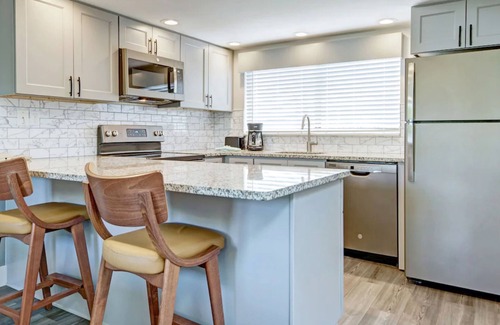East Stroudsburg Condo | Luxurious 2BR Haven in Poconos - Scenic Mtn Views