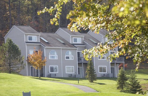 East Stroudsburg Condo | Luxurious 2BR Haven in Poconos - Scenic Mtn Views