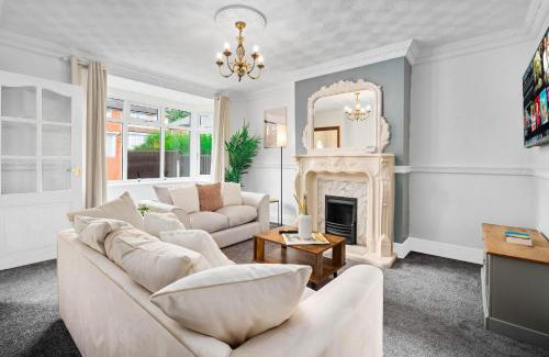 Sutton Coldfield House | Luxurious 3 Bedroom House with Parking 73B - Top Rated - Netflix - Wifi - Smart TV