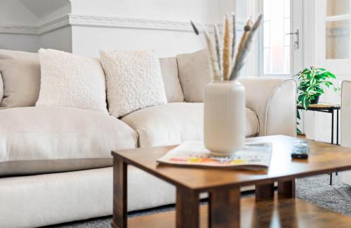 Sutton Coldfield House | Luxurious 3 Bedroom House with Parking 73B - Top Rated - Netflix - Wifi - Smart TV
