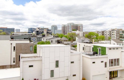 The Gulch House | Luxurious 30 Day Rental - Rooftop - Skyline Views