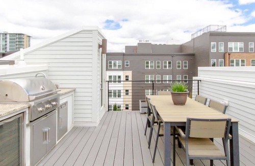The Gulch House | Luxurious 30 Day Rental - Rooftop - Skyline Views