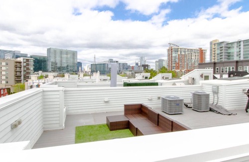 The Gulch House | Luxurious 30 Day Rental - Rooftop - Skyline Views