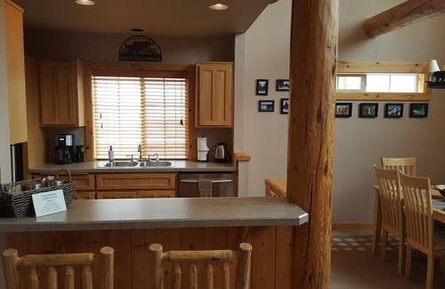 Redmond House | Luxurious 3BR/2BA Eagle Crest Chalet on Golf Course w/Private Hot Tub & Garage